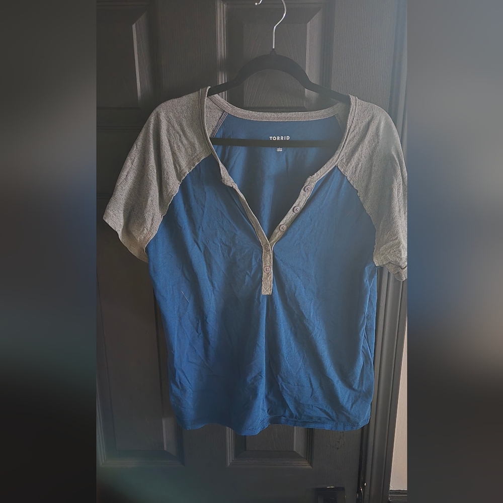 Torrid Classic Fit Size 1 Blue and Gray Top